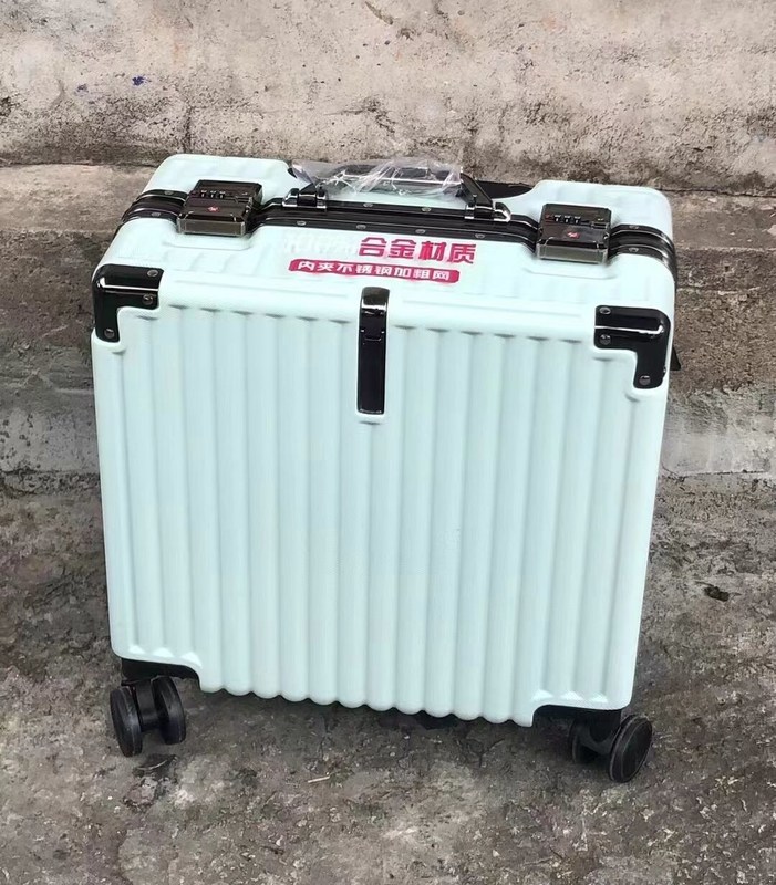 Отличный эксклюзивный дизайнерский чемодан с паролем и замком с спиннером